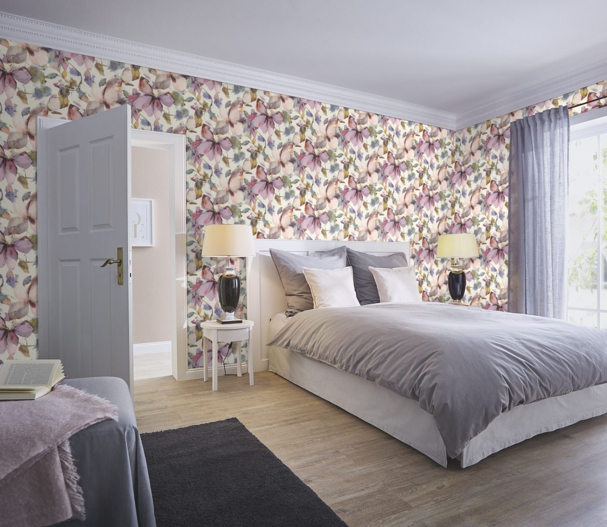 Papel mural non-woven lavable para interiores instalado en dormitorio