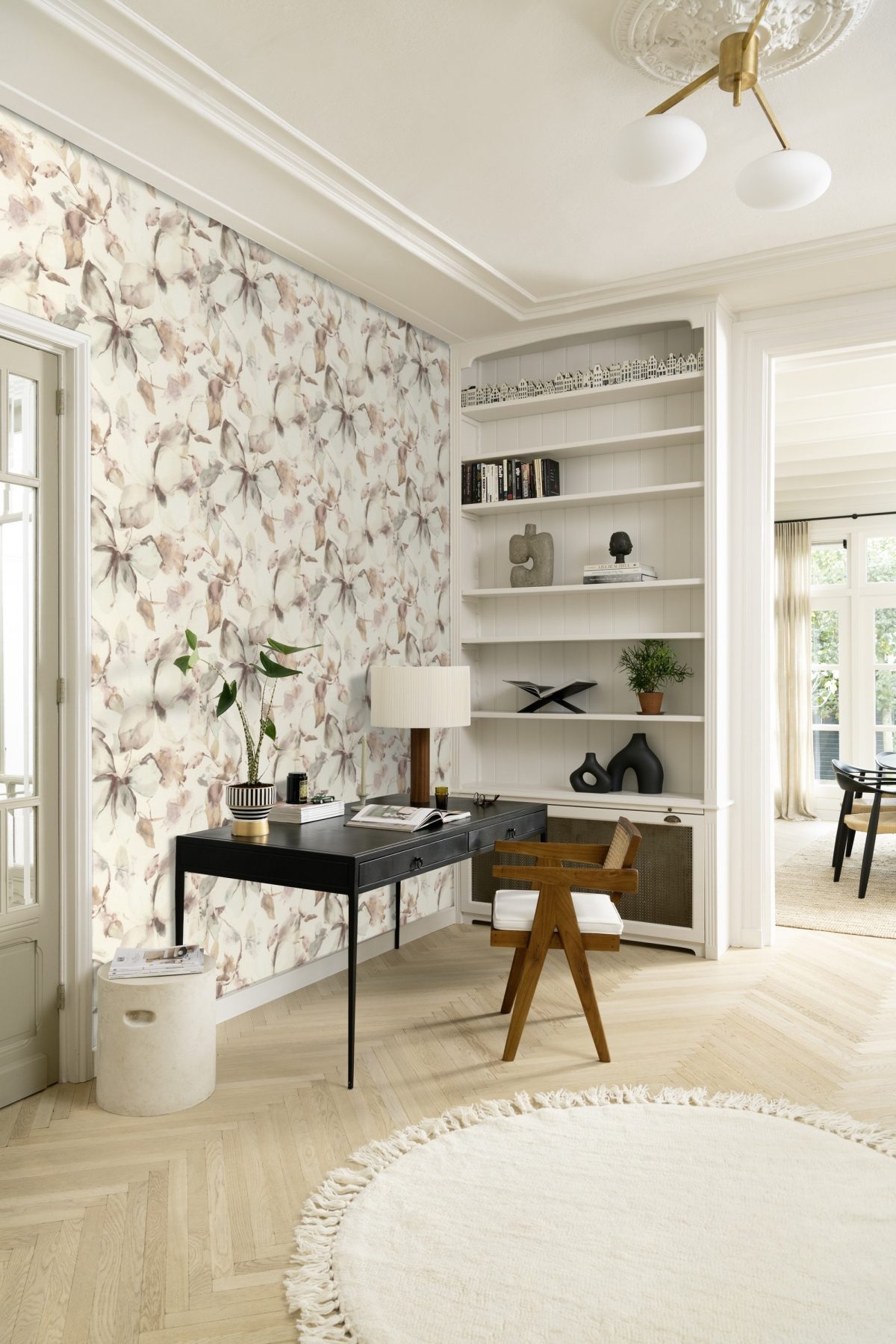 Papel mural non-woven lavable para interiores instalado en escritorio