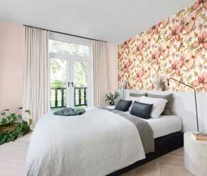 Papel mural non-woven lavable para interiores instalado en dormitorio