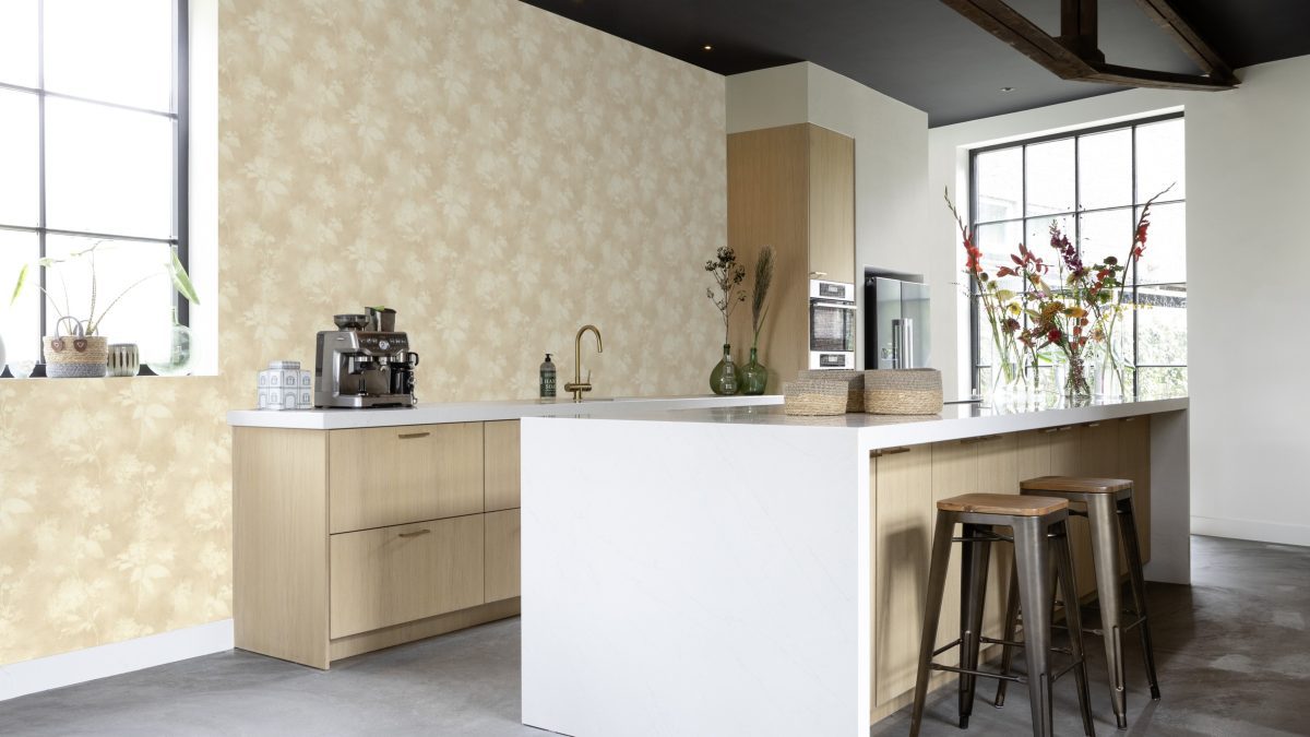 Papel mural non-woven lavable para interiores instalado en cocina abierta