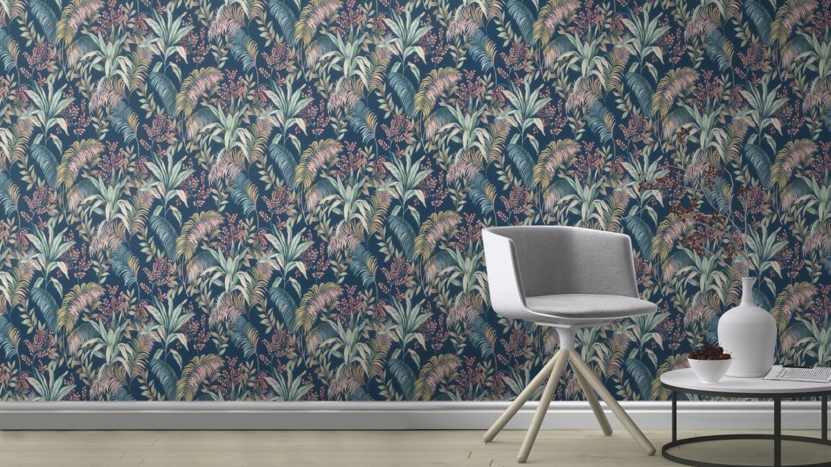 Papel mural non-woven lavable para interiores instalado en en fondo detrás de una silla