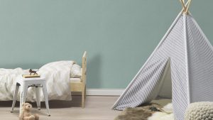 Papel mural non-woven lavable para interiores instalado en un dormitorio infantil