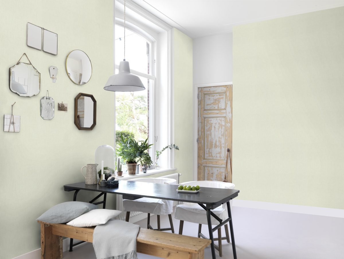 Papel mural non-woven lavable para interiores instalado en comedor