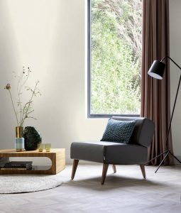 Papel mural non-woven lavable para interiores instalado en sala de estar