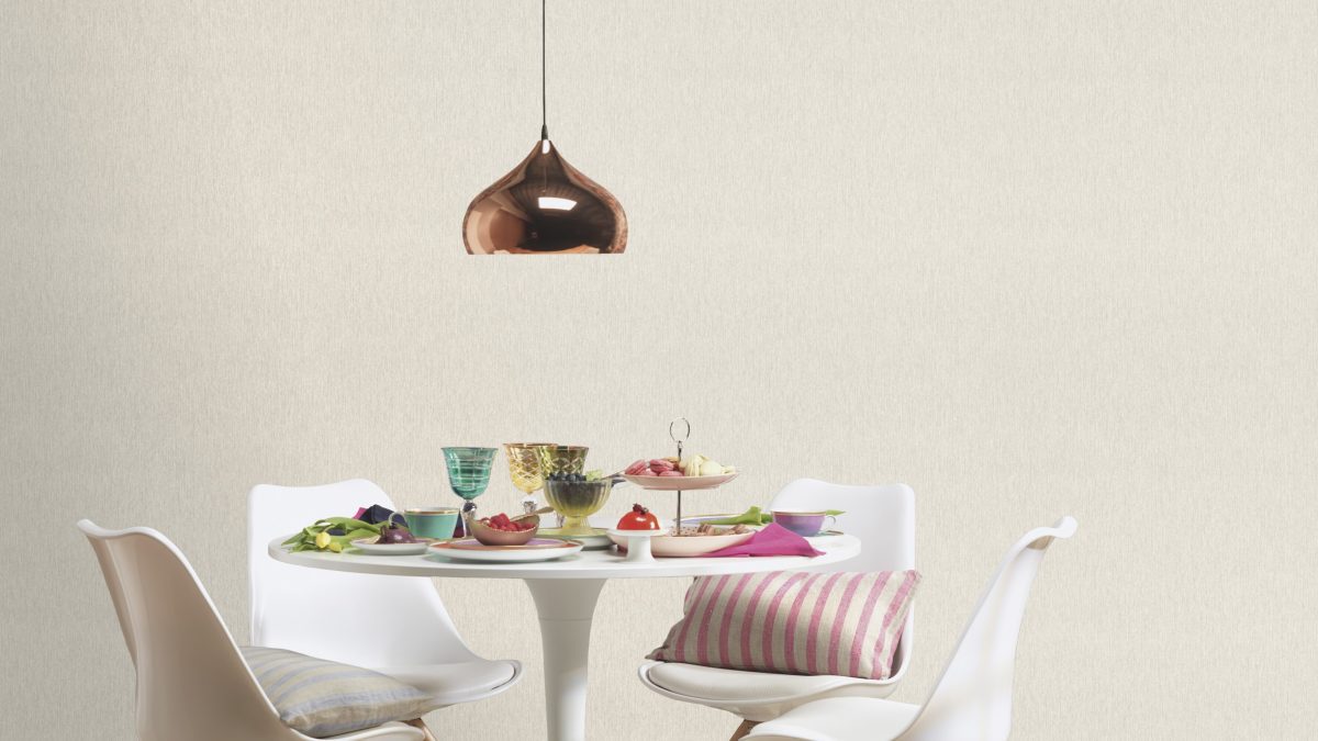 Papel mural non-woven lavable para interiores instalado en comedor