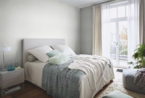 Papel mural non-woven lavable para interiores instalado en dormitorio