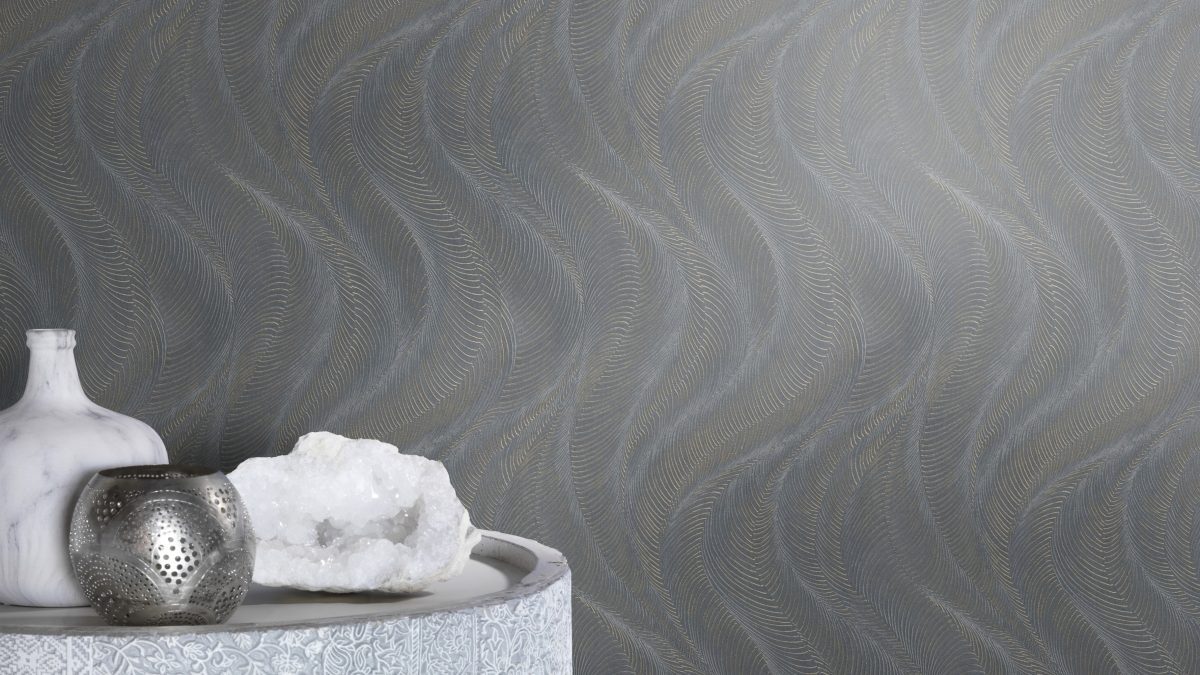 Papel mural non-woven lavable para interiores instalado tras una mesa de apoyo lateral
