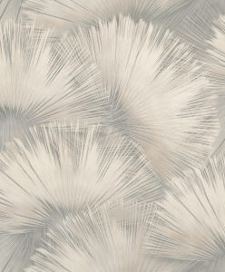 Papel mural non-woven lavable para interiores con un diseño de hojas de palma como abanico color gris plata, blanco y beige con un leve brillo haciendo juego de luces y sombras