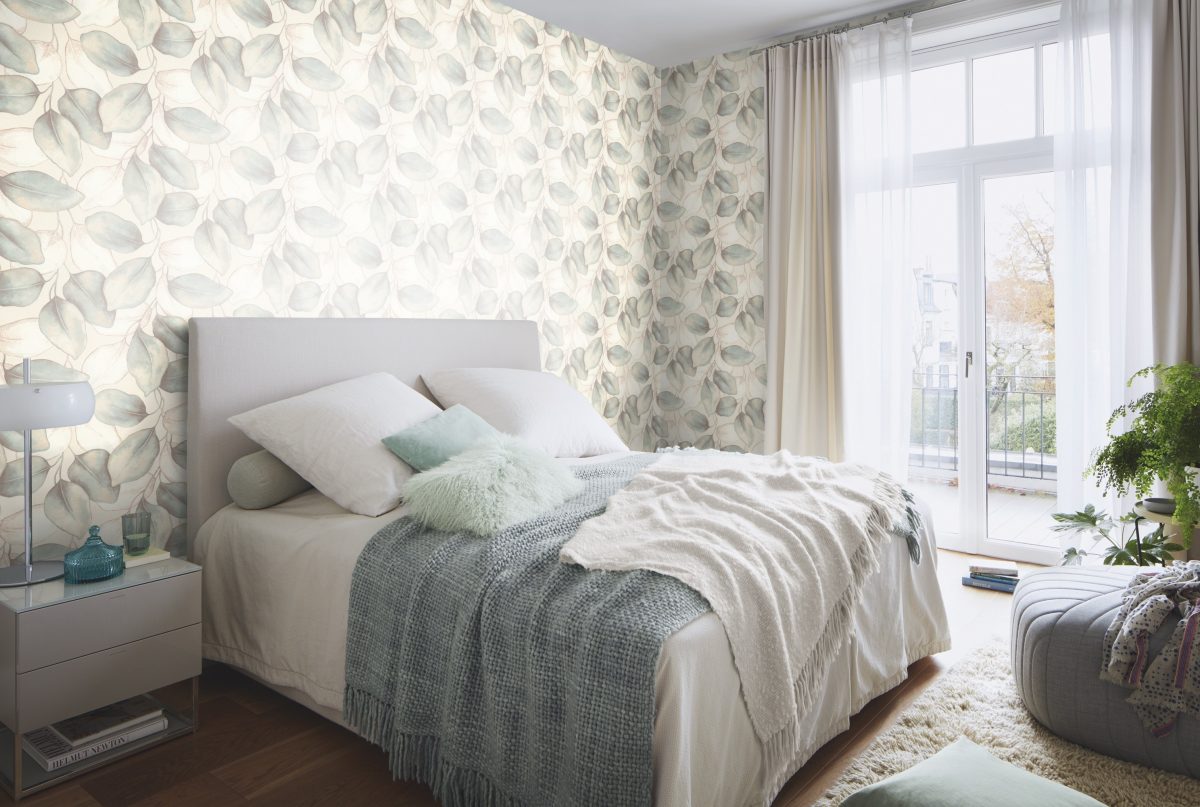 Papel mural non-woven lavable para interiores instalado en dormitorio