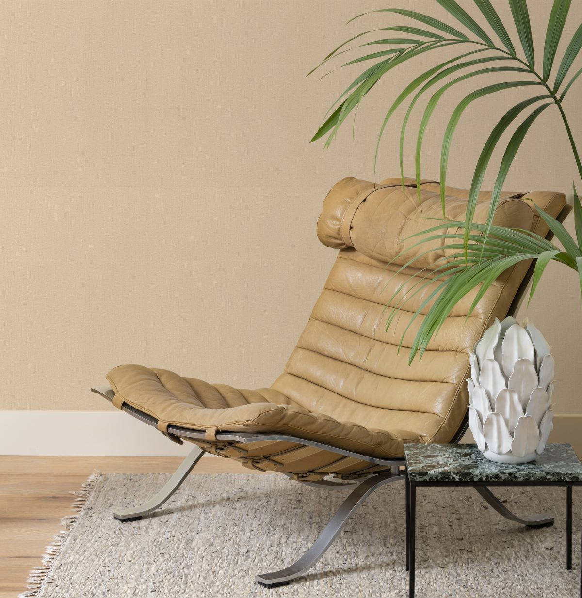 Papel mural non-woven lavable para interiores instalado tras un sillón