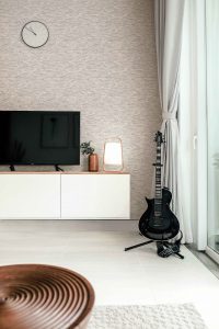 Papel mural non-woven lavable para interiores instalado en sala de estar