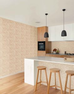 Papel mural non-woven lavable para interiores instalado en una cocina abierta