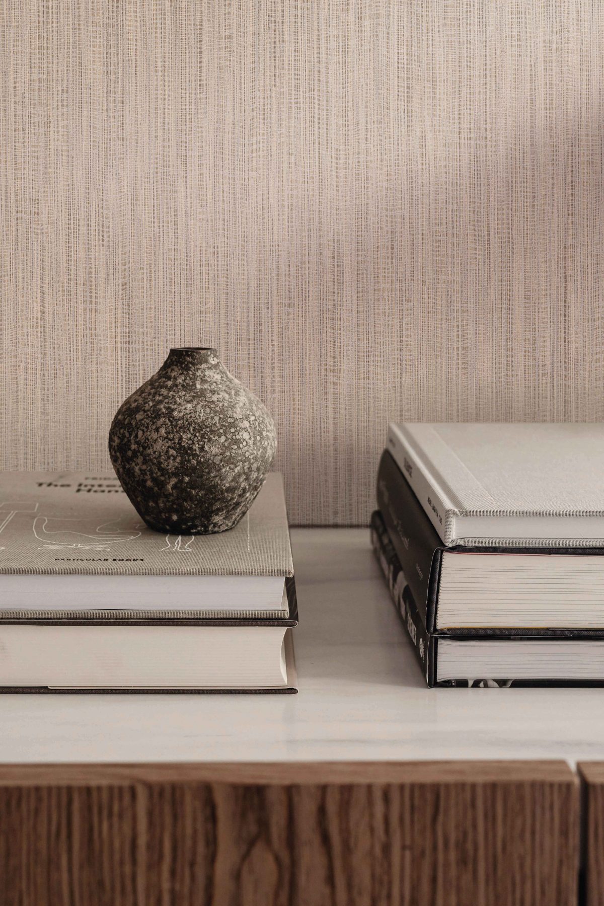 Papel mural non-woven lavable para interiores instalado junto a libros decorativos
