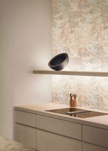 Papel mural non-woven lavable para interiores instalado en cocina abierta