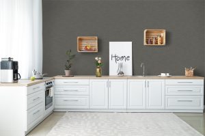 Papel mural non-woven lavable para interiores instalado en una cocina abierta
