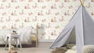 Papel mural infantil non-woven lavable con diseños de animales del bosque, como zorros, osos, ciervos y búhos y carpas de niños