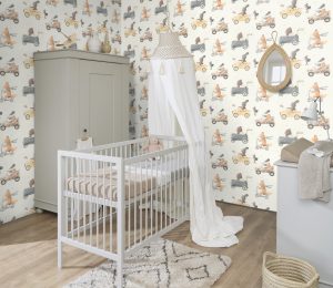 Papel mural infantil non-woven lavable con diseño de animalitos oso, un zorro, un conejo, un tejón y un ratón sobre autos antiguos instalado en dormitorio de bebe