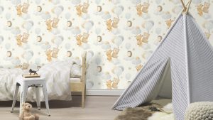 Papel mural infantil non-woven lavable con diseño de animales como un zorro, un oso y un erizo flotan alegremente en las nubes, sosteniendo con cariño globos de colores