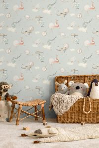 Papel mural infantil non-woven lavable con diseño de un pequeño zorro sentado en una nube, rodeado de una brújula antigua, un globo terráqueo, binoculares y un mapa antiguo, símbolos de aventura y exploración.