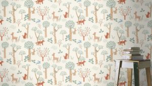 Papel mural infantil non-woven lavable con diseño de animales dibujados como ciervos, liebres, zorros y pájaros, escondidos entre árboles y arbustos estilizados.