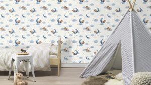Papel mural infantil non-woven lavable con diseño de osos sobre lunas y nubes azules y estrellas doradas