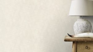 Papel mural non-woven lavable para interiores con un patrón geométrico de rombos con finas líneas horizontales que le dan un aspecto texturizado