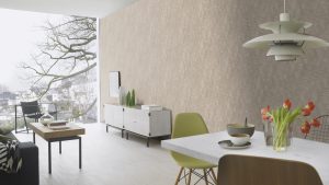 Papel mural non-woven lavable para interiores con un patrón geométrico de rombos con finas líneas horizontales que le dan un aspecto texturizado