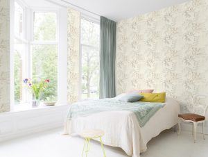 Papel mural non-woven lavable para interiores con un delicado diseño de hojas y flores acampanadas en acuarela