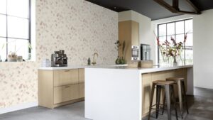 Papel mural Farm Living instalado en cocina abierta